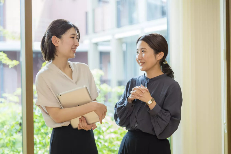 ① プロフェッショナルコース（一般職） 現場で専門性を高め、最終的に管理職クラスの年収を目指せます。 ② マネジメントコース チーフ⇒副主任⇒主任⇒副支配人⇒支配人とステップアップし、役職を目指せます。 ③ 現場を経て本社総合職の道も ～一部キャリア事例～ Sさん：入社4年目で本社運営支援部、翌年に経営管理部で経営企画を担当 Oさん：入社5年目で本社システム担当に。介護DX・ICT導入で現場を支援 Yさん：入社4か月で入浴機器の提案が全社導入に。入社3年目で本社企画部門で新サービス設計 Yさん：入社3年目で本社人事総務部。新卒採用担当やSNS運用を担当  サポート体制 キャリア面談や社内公募制度で希望に沿った成長を後押し。 現場・本社の2軸で広がるキャリアをしっかりサポートします。